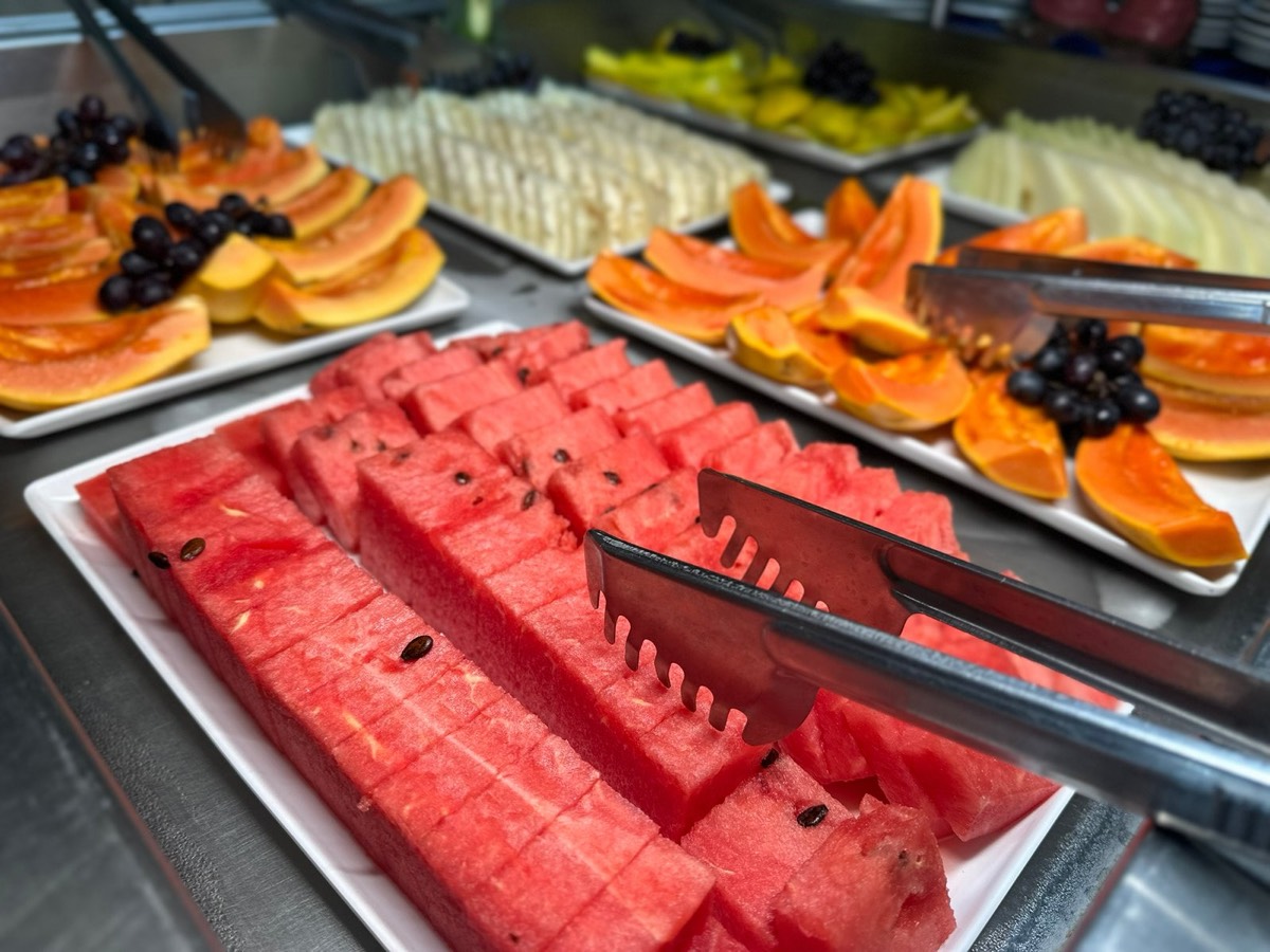 Frutas frescas no café da manhã