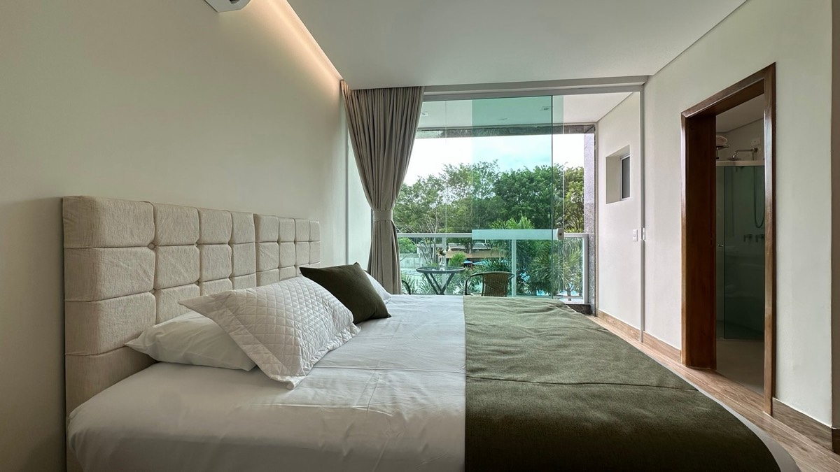 Apartamento com cama de casal e vista para a mata
