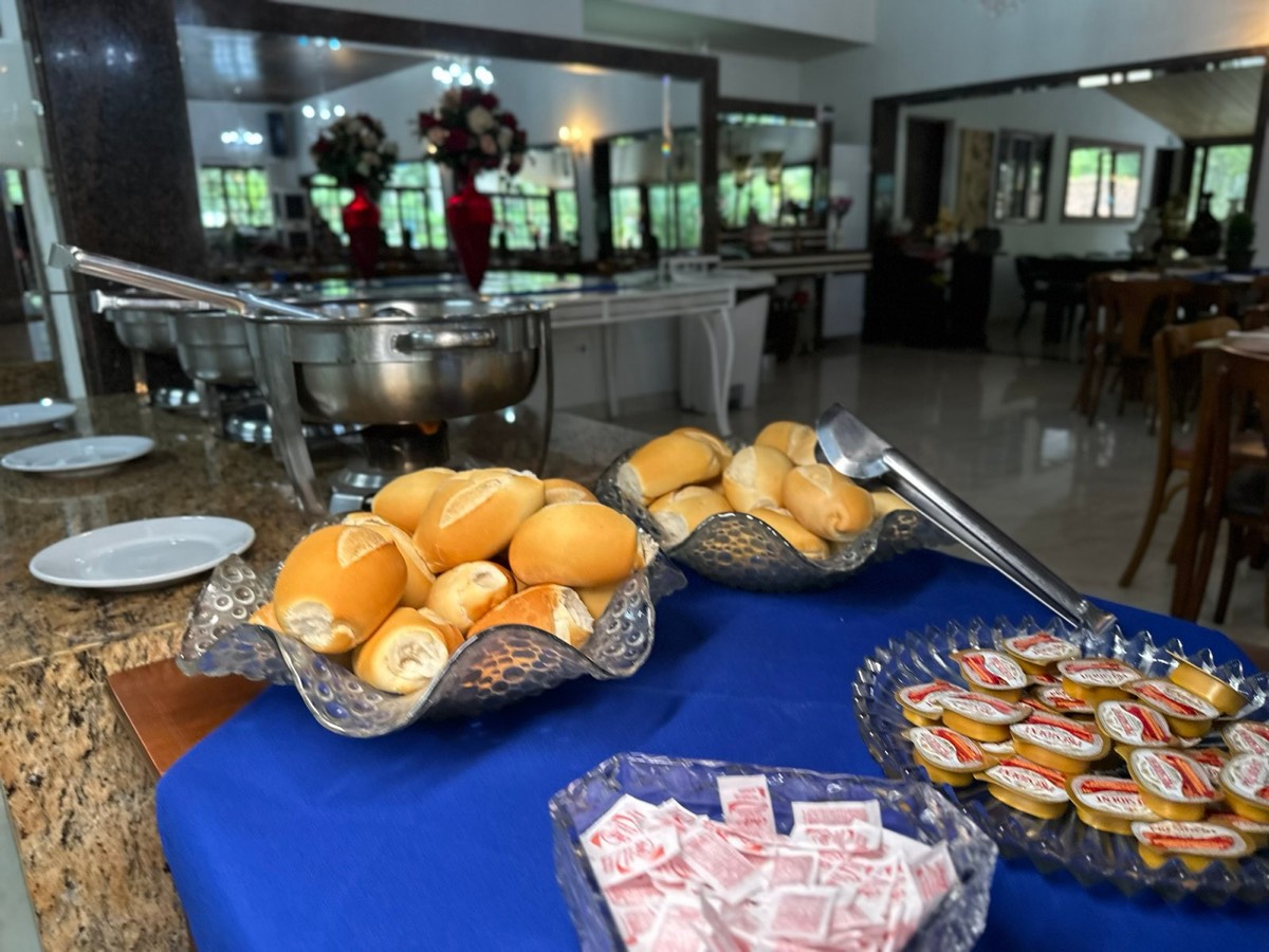 Salão do restaurante com buffet