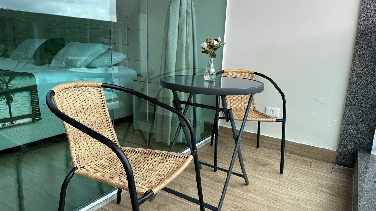 Varanda do apartamento com mesa e cadeiras